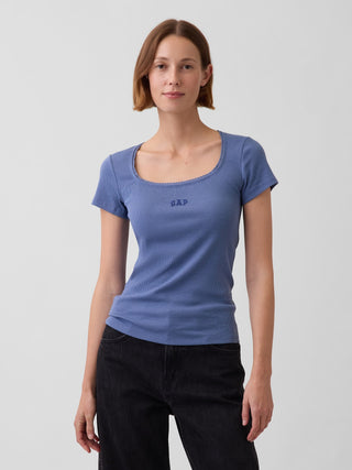 Top de canalé con cuello redondo y logo de Gap.