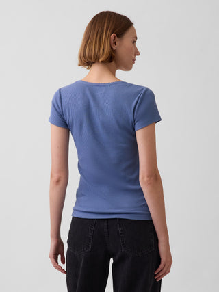 Top de canalé con cuello redondo y logo de Gap.