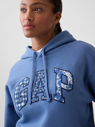 Sudadera holgada con capucha y logo de Gap.