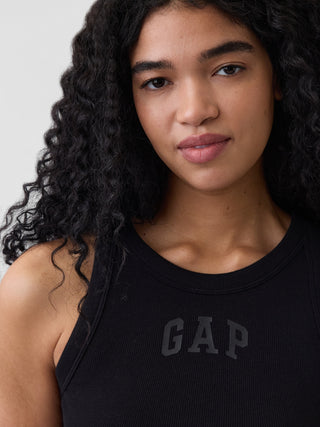 Camiseta sin mangas corta de canalé con logo de Gap.