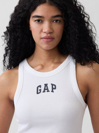 Camiseta sin mangas corta de canalé con logo de Gap.