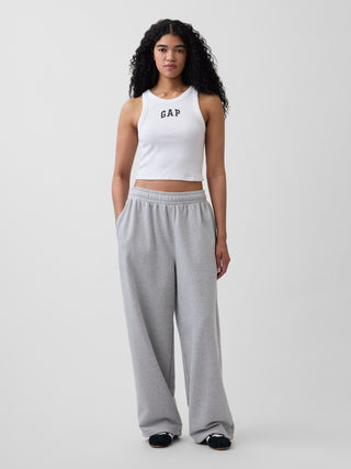 Camiseta sin mangas corta de canalé con logo de Gap.