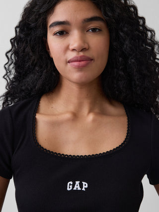 Top de canalé con cuello redondo y logo de Gap.