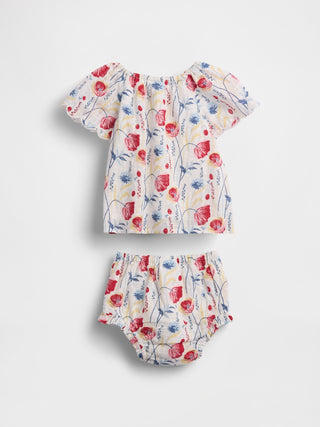 Conjunto de traje floral para bebé.