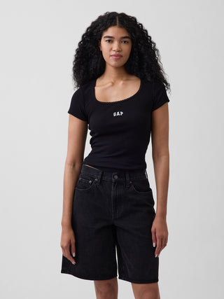 Top de canalé con cuello redondo y logo de Gap.