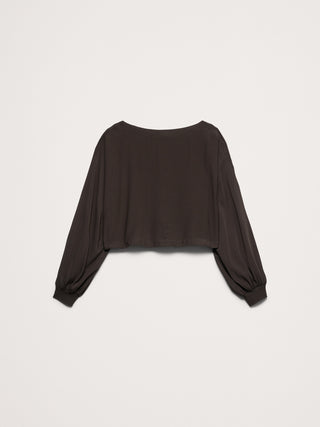 Top fruncido de georgette con cuello barco.