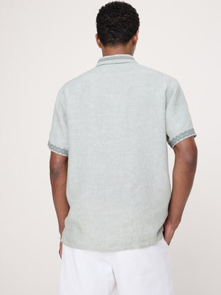 Camisa Resort de lino bordada de corte estándar.