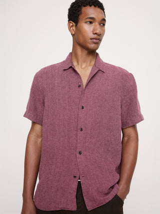 Camisa Resort de lino de peso medio de corte estándar.