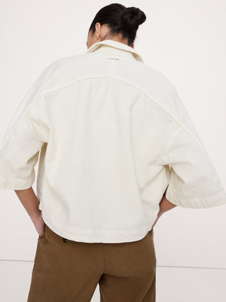 Camisa vaquera corta cuadrada.