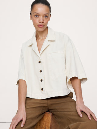 Camisa vaquera corta cuadrada.