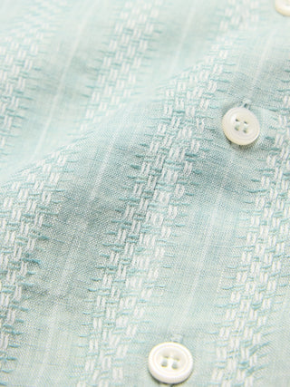 Camisa de corte estándar de lino y algodón texturizado.