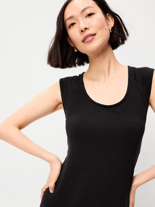 Minivestido de manga corta con cuello redondo.