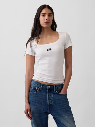 Top de canalé con cuello redondo y logo de Gap.