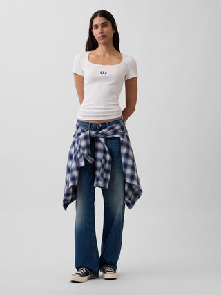 Top de canalé con cuello redondo y logo de Gap.