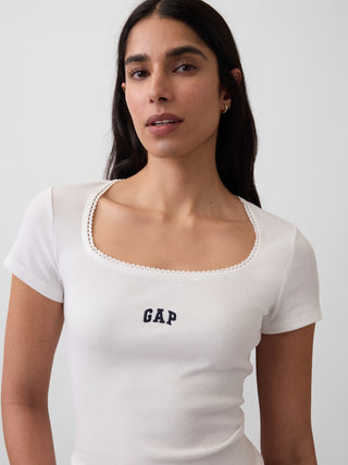 Top de canalé con cuello redondo y logo de Gap.