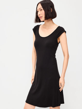 Minivestido de manga corta con cuello redondo.