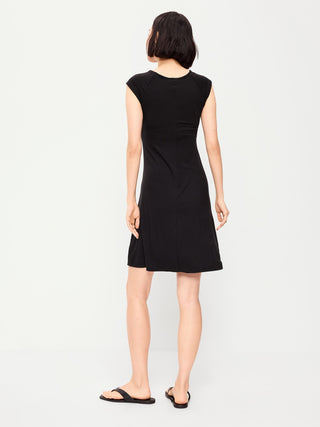 Minivestido de manga corta con cuello redondo.