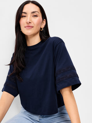 Camiseta corta con ribete de encaje y cuello redondo vintage.