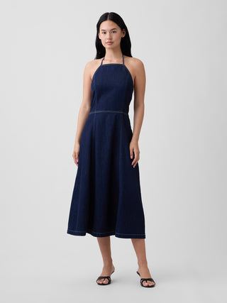 Vestido midi vaquero con cuello halter.