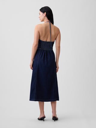 Vestido midi vaquero con cuello halter.