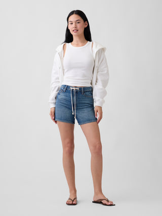 Shorts de mezclilla SuperSoft de tiro alto con cordón ajustable.