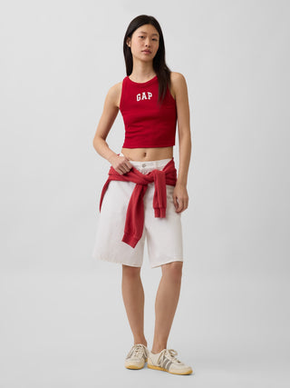 Camiseta sin mangas corta de canalé con logo de Gap.