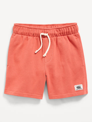 Shorts deportivos de polar con logo y gráfico por encima de la rodilla para niños.