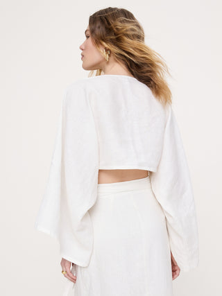 Top corto de lino con cuello barco.
