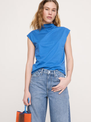 Top de algodón sedoso con cuello simulado.