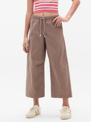 Pantalón de barril tejido para niña Athleta.