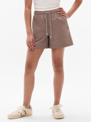 Pantalón corto de campamento tejido para niña Athleta.