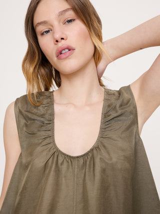 Camiseta sin mangas de viscosa y lino con cuello redondo.