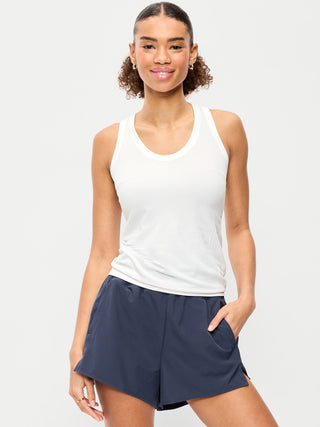 Camiseta sin mangas fluida con espalda cruzada ajustada y sin costuras.