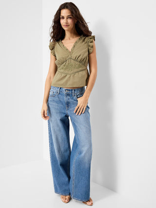 Top bordado con mangas onduladas.