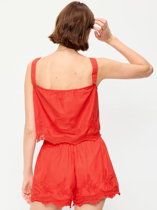Camiseta sin mangas con lazo al frente.