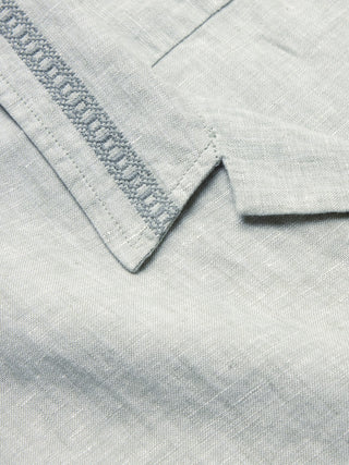 Camisa Resort de lino bordada de corte estándar.