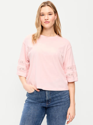 Camiseta corta con ribete de encaje y cuello redondo vintage.