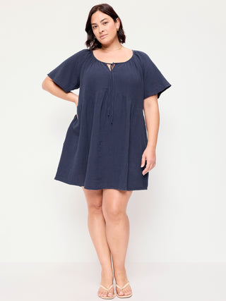 Minivestido con vuelo de gasa arrugada y mangas onduladas.