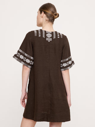 Minivestido de lino bordado.