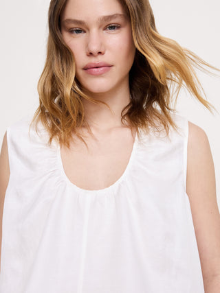 Camiseta sin mangas de viscosa y lino con cuello redondo.