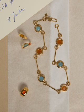 Collar de eslabones de piedra circular.