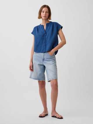 Top extragrande de mezclilla de gasa de algodón con cuello dividido.