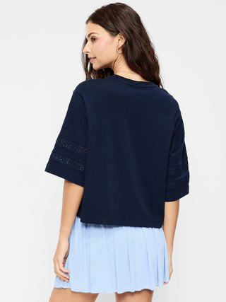 Camiseta corta con ribete de encaje y cuello redondo vintage.