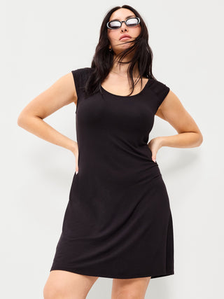 Minivestido de manga corta con cuello redondo.