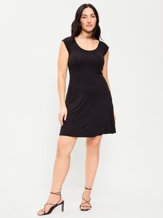 Minivestido de manga corta con cuello redondo.