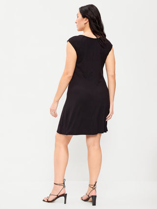 Minivestido de manga corta con cuello redondo.