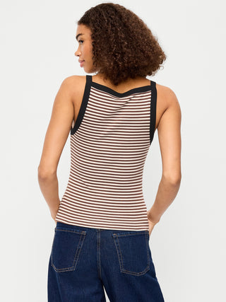 Camiseta sin mangas con delantal sin mangas ajustada.