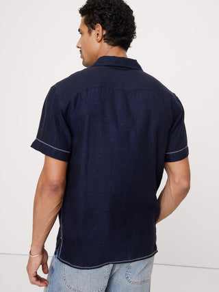 Camisa Resort de lino bordada de corte estándar.