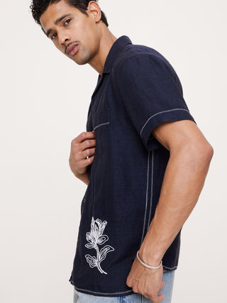 Camisa Resort de lino bordada de corte estándar.