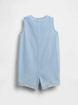 Bebé Shorty de una pieza con tirantes de mezclilla bordados.